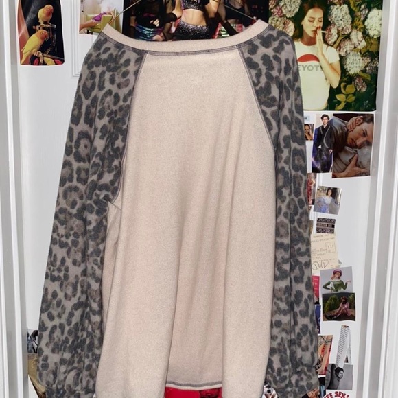 never worn- super soft loose fit cheetah print sleeves baseball tee - Picture 3 of 3